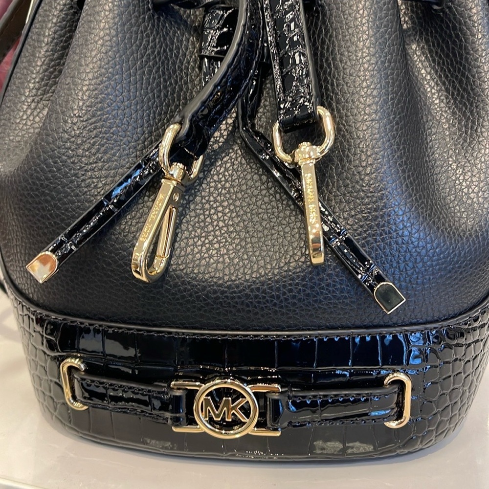 MICHAEL KORS 
Reed Medium Pebbled Leather Belted Bucket Messenger Satchel Crossb - Picture 11 of 16